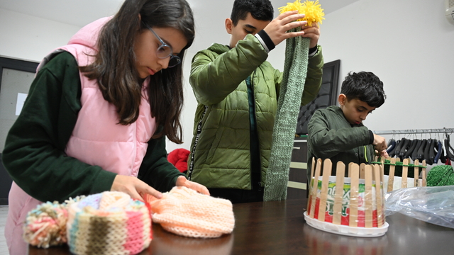 Kadirli ilçesinde öğrenciler kırsalda okuyan akranları için atkı ördü