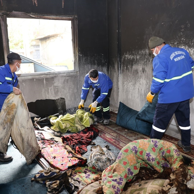 Belediye ekipleri yangının izlerini sildi, değerli eşyaları teslim etti