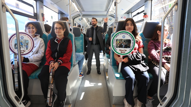 Öğrenciler toplu ulaşımda nezaket kurallarını uygulamalı öğreniyor