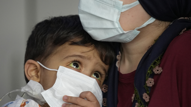 Fedakar anne karaciğeriyle bebeğini yeniden hayata bağladı