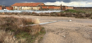 Aydınlatma direği yol ortasına devrildi, faciadan dönüldü