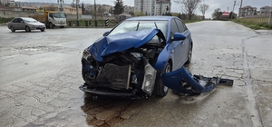 'Dur' levhasına uymayan otomobil, çöp kamyonuna çarptı: 1 yaralı