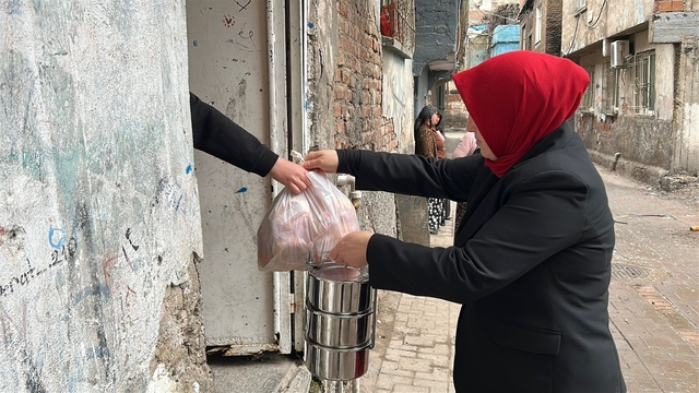 Diyarbakır'da sıcak yemek desteği ihtiyaç sahiplerine umut oluyor