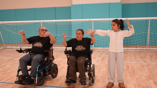 "Engellisiniz" diyenleri evlenerek, "yapamazsınız" diyenleri zeybek oynayarak susturdular
"Engellisiniz" diyenlere en güzel cevap sahnede verildi