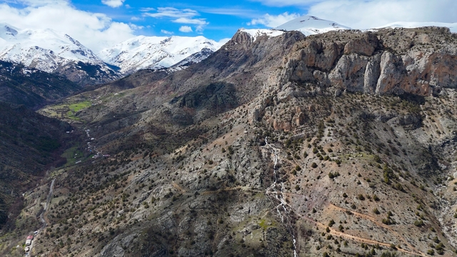 Torul'un gizemli su kaynakları: Gülaçar köyünde mevsimsel doğa olayı
Dağın ortasından fışkırıyor: Aynı gün başlayıp aynı gün kesilen esrarengiz sular
