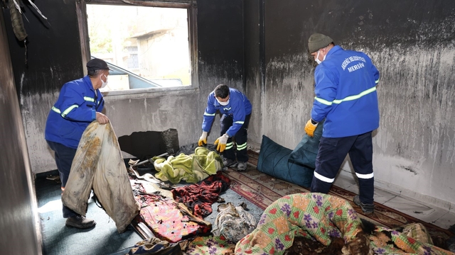 Belediye ekipleri yangının izlerini sildi, değerli eşyaları teslim etti