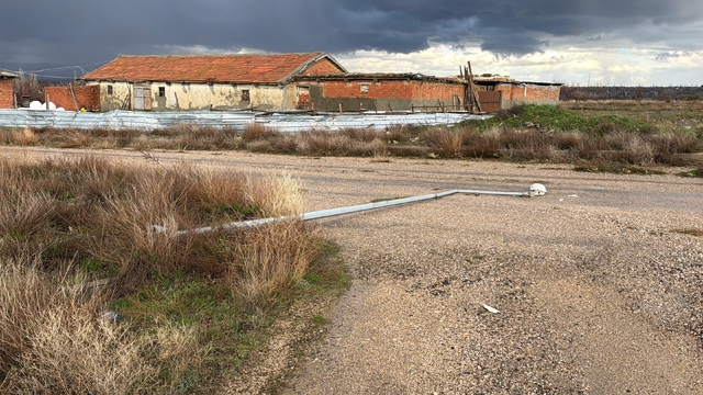 Aydınlatma direği yol ortasına devrildi, faciadan dönüldü