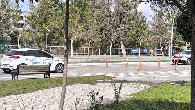 Gercüş'te bulvar işgali: Kaldırılmayan eğitim dubaları trafiği esir aldı