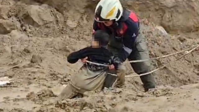 İzmir'de çamura saplanan çocukları itfaiye kurtardı