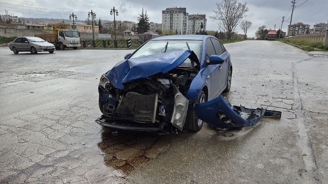 'Dur' levhasına uymayan otomobil, çöp kamyonuna çarptı: 1 yaralı