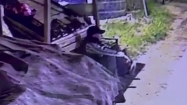 Başkasına ait beğendiği ayakkabıyı çalarken kameralara yakalanan suç makinesi tutuklandı