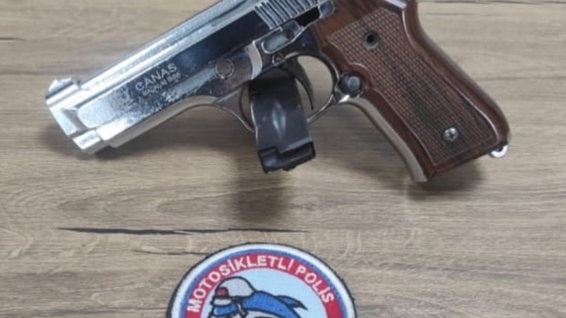 Reyhanlı'da ruhsatsız tabanca ve uyuşturucu ele geçirilen araçtaki 2 kişi gözaltına alındı