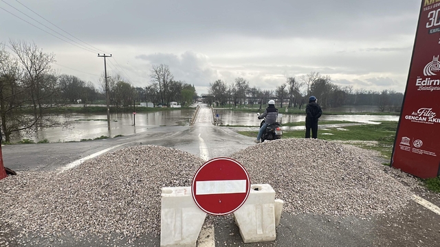 Edirne'de su seviyesi yükselen Tunca ve Meriç'te 'sarı alarm' uyarısı devam ediyor