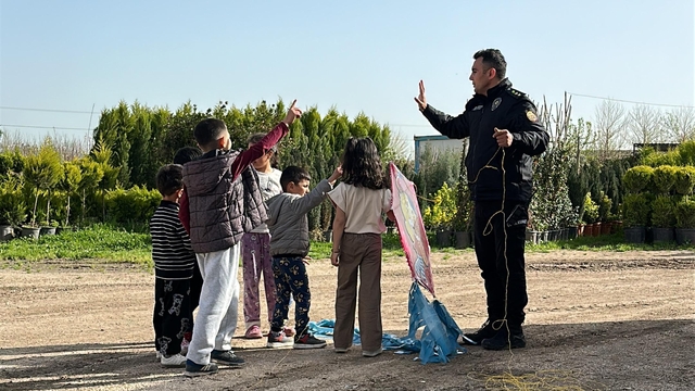 Nusaybin'de çocukların uçurtma sevincine polis ağabeyleri de ortak oldu