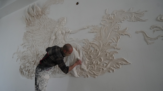 Genç sanatçı alçıyla duvarları resim tablosuna dönüştürüyor
Günlerce emek veriyor, sanat eserine dönüştürdüğü duvarı gören 'yapay zeka' sanıyor