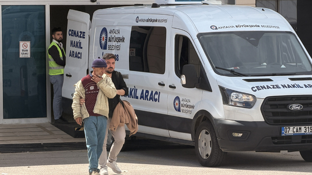 Otomobil ağaca çarptı: 2 ölü, 2 yaralı (2)