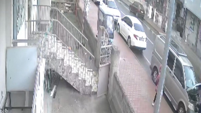 Otomobil park halindeki araca çarpıp takla attı: 2 yaralı