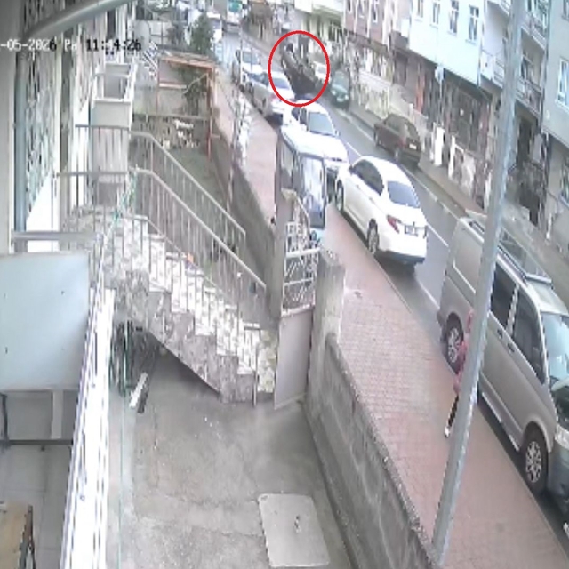 Otomobil park halindeki araca çarpıp takla attı: 2 yaralı