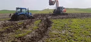 Tarlada çamura saplanan traktörler 3 gün sonra kurtarıldı