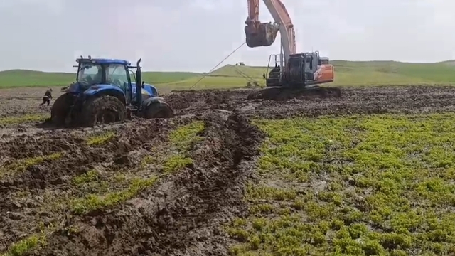 Tarlada çamura saplanan traktörler 3 gün sonra kurtarıldı