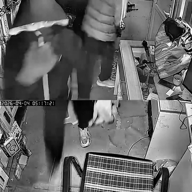 Yüzlerini kapüşonla gizleyip, 150 bin liralık telefon ve aksesuar çaldılar