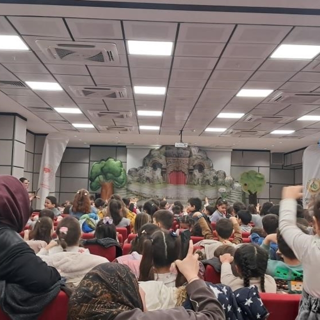 Okul öncesi öğrencileri 'Akıllı Tavşan Momo' müzikaline katıldı