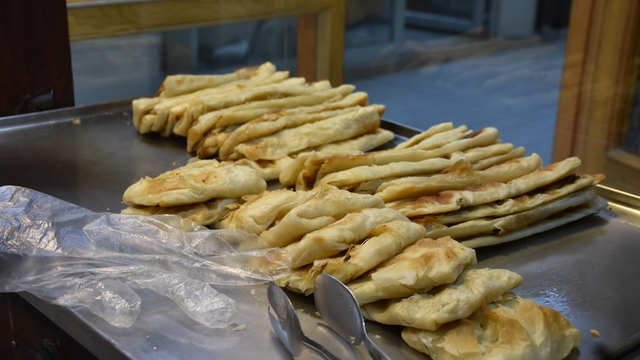 Yaşlıların sütle, gençlerin sade tükettiği Balkan lezzeti: Baniçka
Çırak girdiği dükkanda 49 yıldır "Baniçka böreği" mesaisi yapıyor