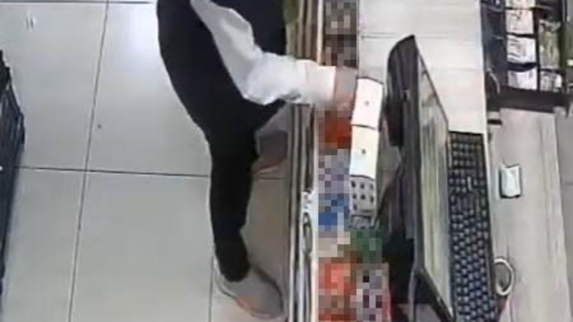 Kasiyeri farklı yöne yönlendirip, kasada bulunan eriği çaldı