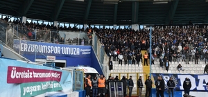Erzurumspor tribünlerinden anlamlı mesaj: "Ücretsiz taramanı yaptır, yaşam...
