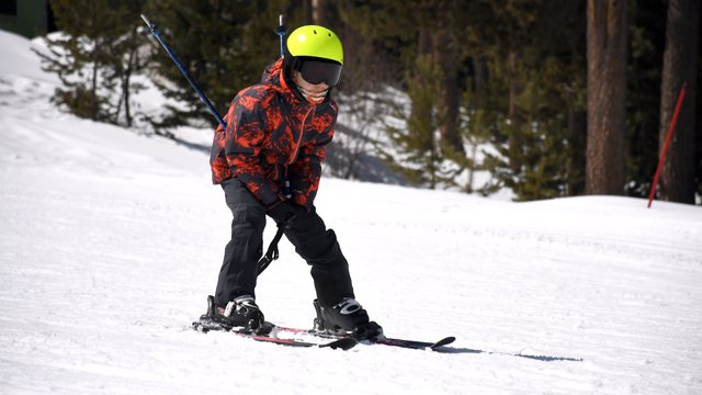 Sarıkamış Kayak Merkezi'nde kayak keyfi nisanda da sürüyor