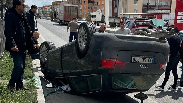 Karapınar'da kontrolden çıkan otomobil takla attı: 2 yaralı