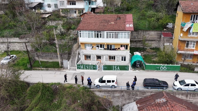 'Ben Mesih'im' deyip, evinin çatısına ve çitlerine yazılar yazdı