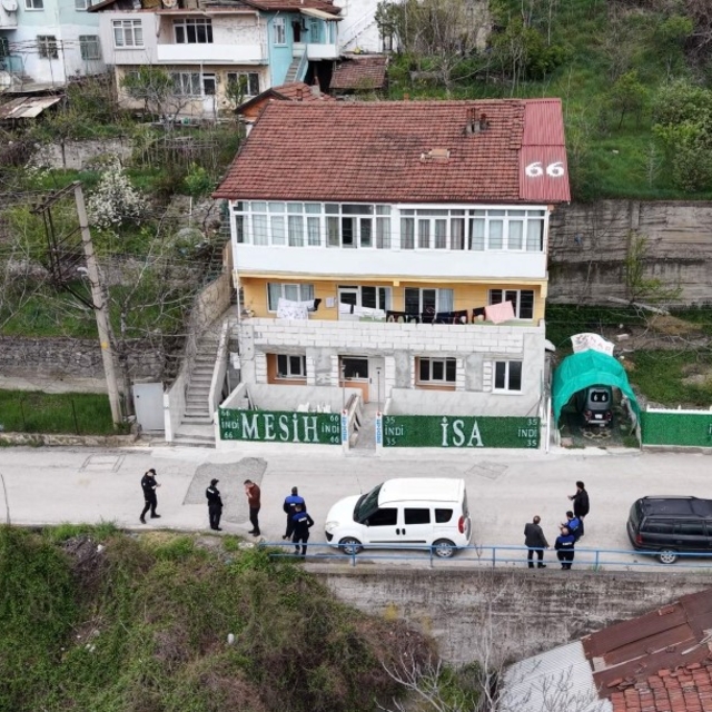 'Ben Mesih'im' deyip, evinin çatısına ve çitlerine yazılar yazdı