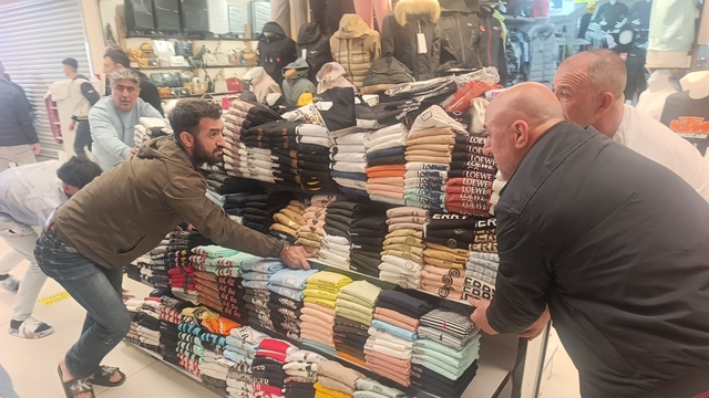 Antalya'da iş merkezinde yangın paniği
Dumandan etkilenen 2 kişi hastaneye kaldırıldı, esnaf ürünleri kurtarmak için büyük çaba harcadı