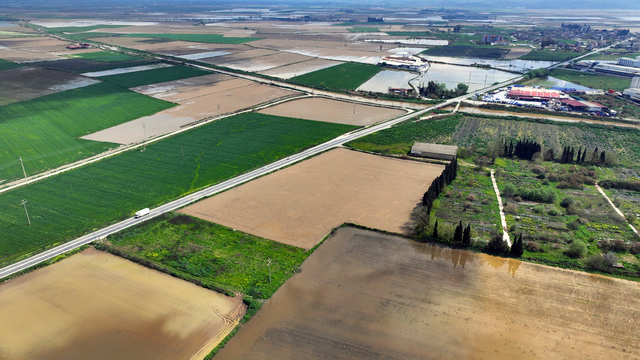 İzmir'de sağanak nedeniyle bazı tarım arazileri ve meyve bahçeleri su altında kaldı