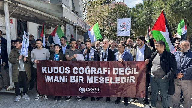 İsrail'in saldırıları ve Mescid-i Aksa'nın ibadete kapatılması İzmir'de protesto edildi