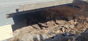 Siirt’te kaldırım çöktü; yol trafiğe kapatıldı