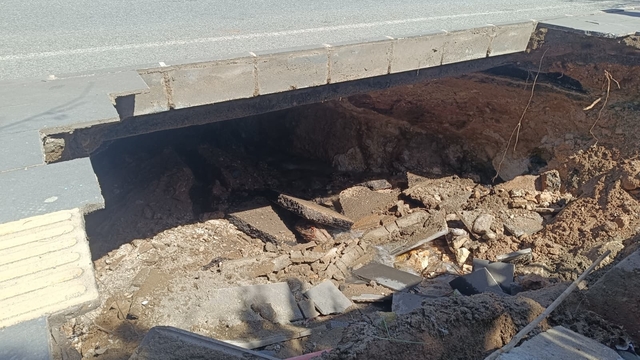 Siirt'te kaldırım çöktü; yol trafiğe kapatıldı