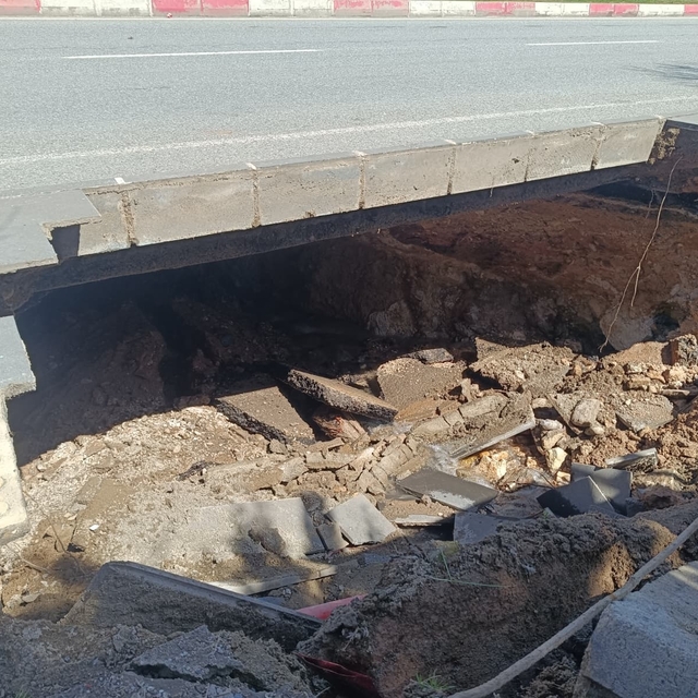 Siirt'te kaldırım çöktü; yol trafiğe kapatıldı