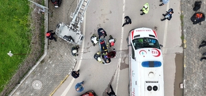 Dereye uçan kamyonetin sürücüsü yaralandı; kaza kamerada