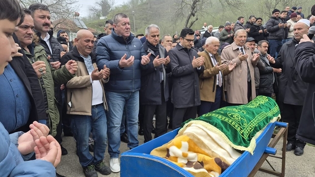 Gölette boğulan çocuk gözyaşlarıyla son yolculuğuna uğurlandı