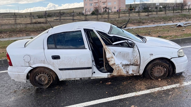 Otomobil yağmurun kayganlaştırdığı yolda takla attı: 2 yaralı