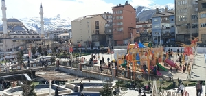 Hakkari güneşli havayı fırsat bilenler parka akın etti