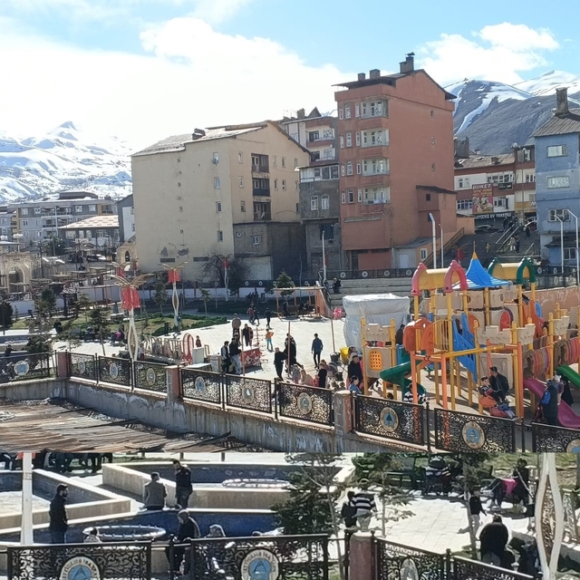 Hakkari güneşli havayı fırsat bilenler parka akın etti