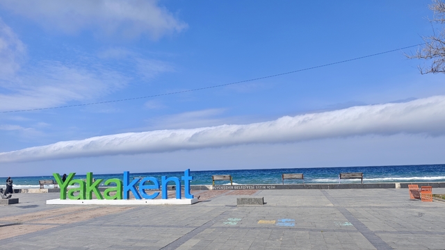 Karadeniz'de nadir görülen rulo bulut oluştu