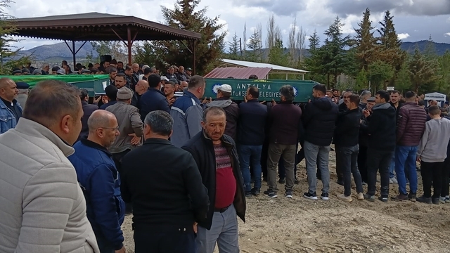 Otomobil ağaca çarptı: 2 ölü, 2 yaralı (3)