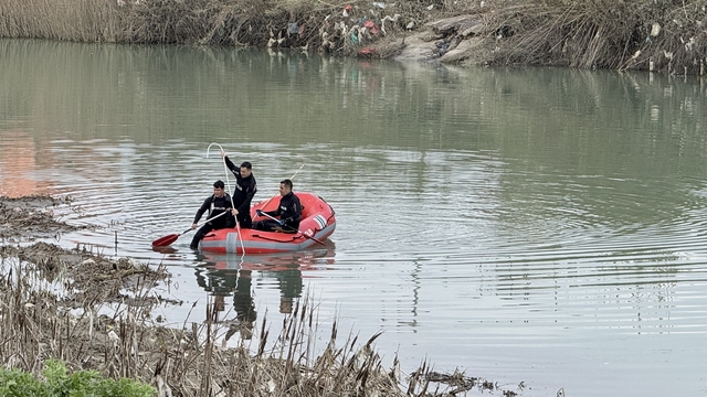 Tarsus'ta ırmakta kaybolan genç için seferberlik: Vali Toros bölgede