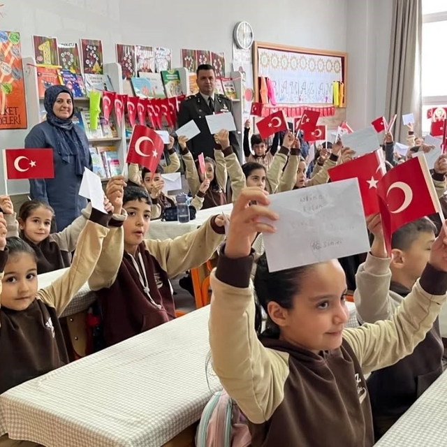 Adıyaman'da öğrencilerden Mehmetçiğe anlamlı mektup
