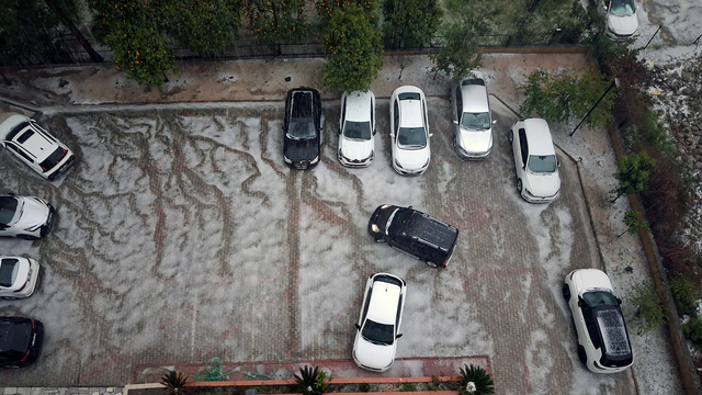 Adana'da sağanak ve dolu yağışı; cadde ve sokaklar beyaza büründü