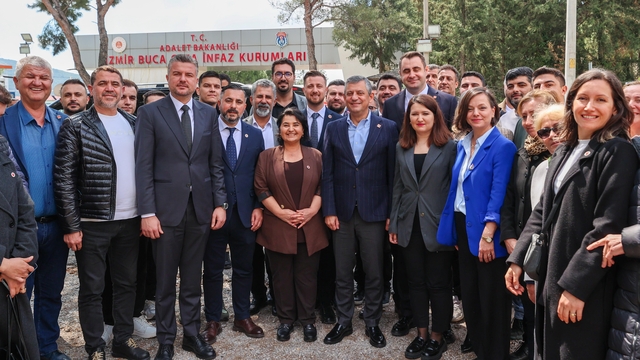 CHP Genel Başkanı Özel, Buca Cezaevi'nde ziyaretlerde bulundu